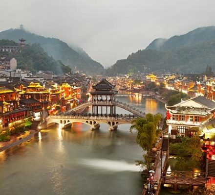 Fenghuang / Departure from Tongren 