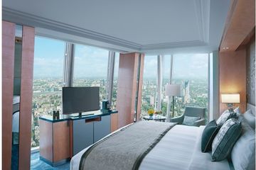 London Shangri-la guestroom