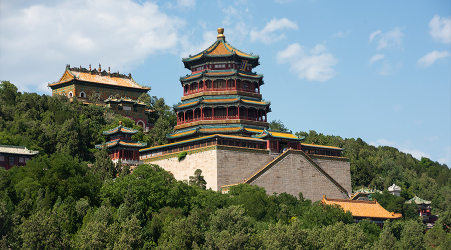 一座传统多层的中国式宝塔式寺庙,四周绿树成荫。